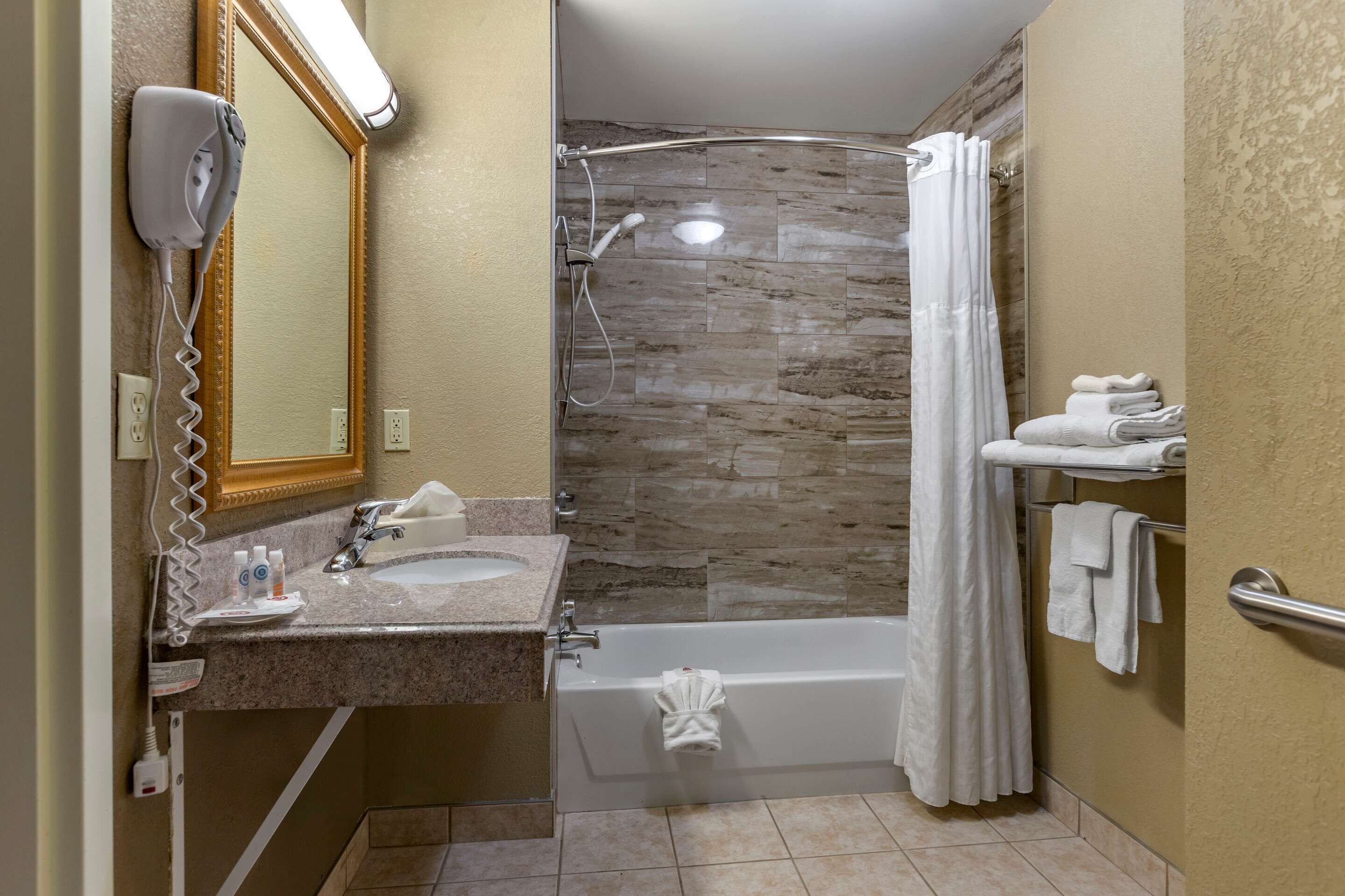 room, 1 king bed, accessible, non smoking | bathroom | combined shower/bathtub, hair dryer, towels