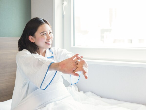 Edredones de plumas, escritorio, espacio para trabajar con un portátil
