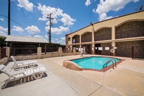 Outdoor pool, sun loungers - Americas Best Value Inn Buda Austin S (Buda)