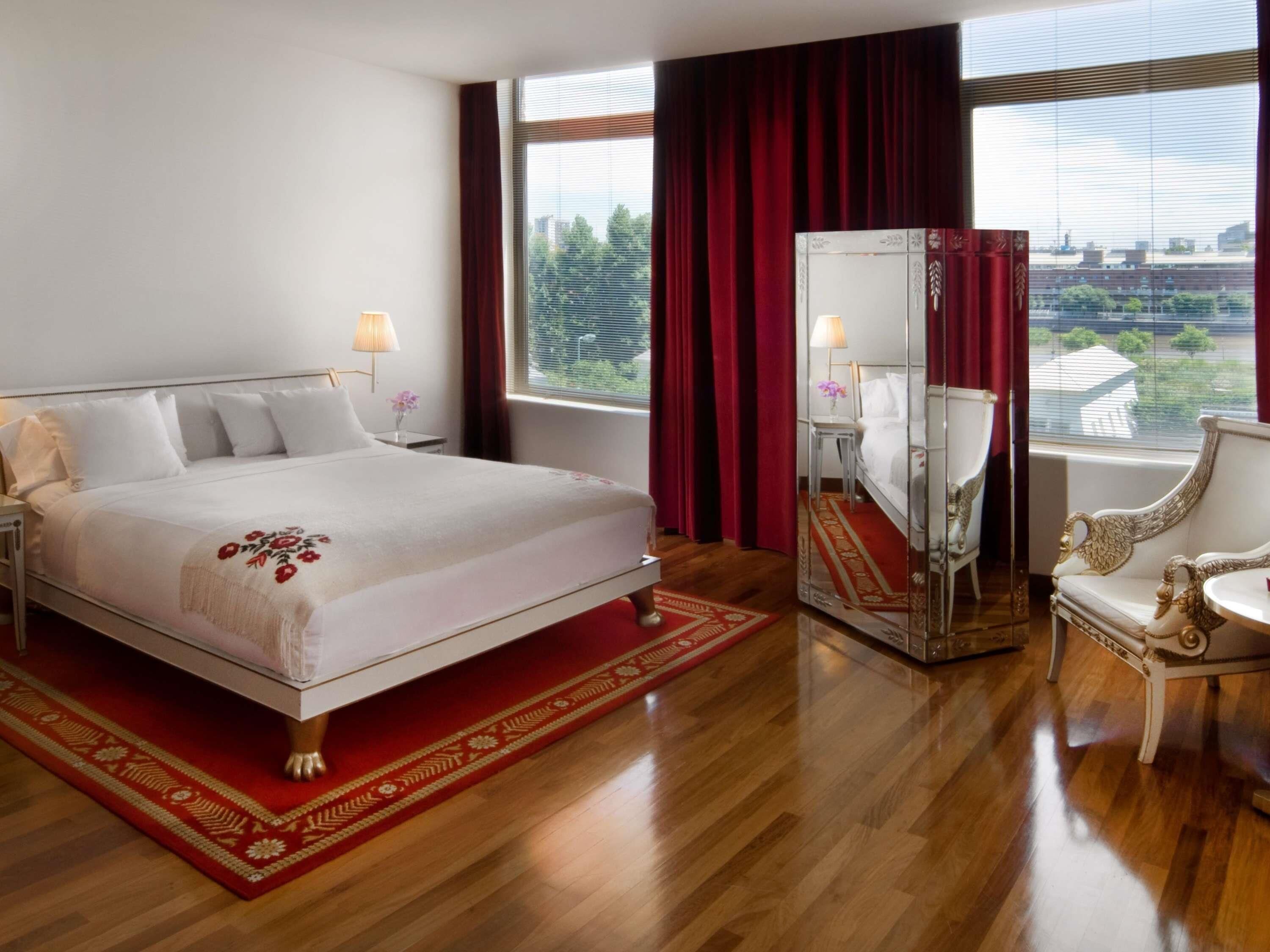 Studio, 1 King Bed | Egyptian cotton sheets, premium bedding, minibar, in-room safe