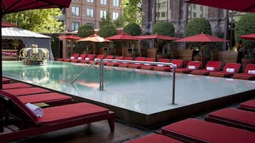 Piscina externa, barracas de cortesia