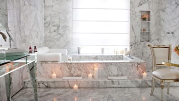 Suite, 1 cama King size, torre | Sábanas de algodón egipcio, ropa de cama de alta calidad y minibar
