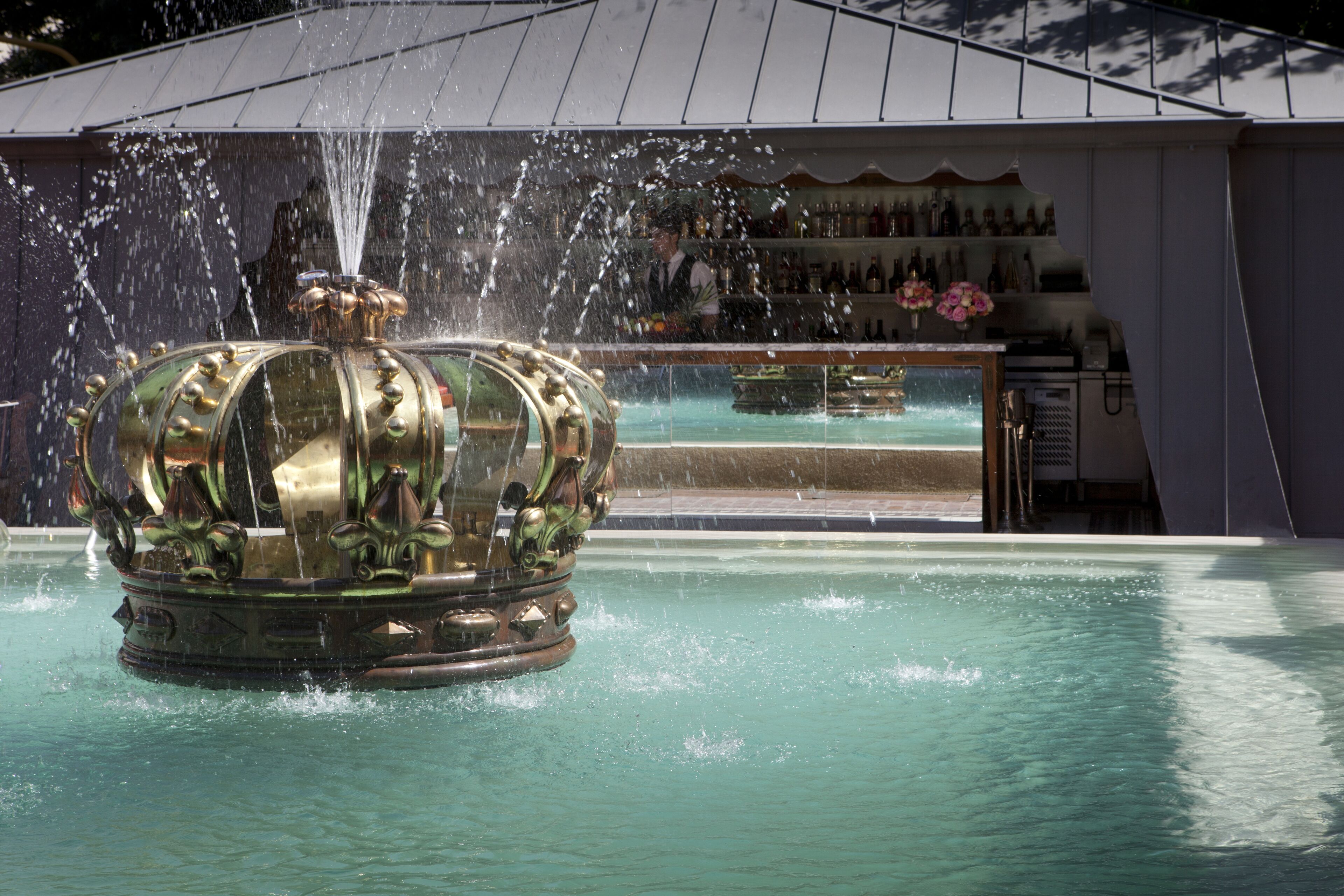 serves breakfast, lunch and dinner