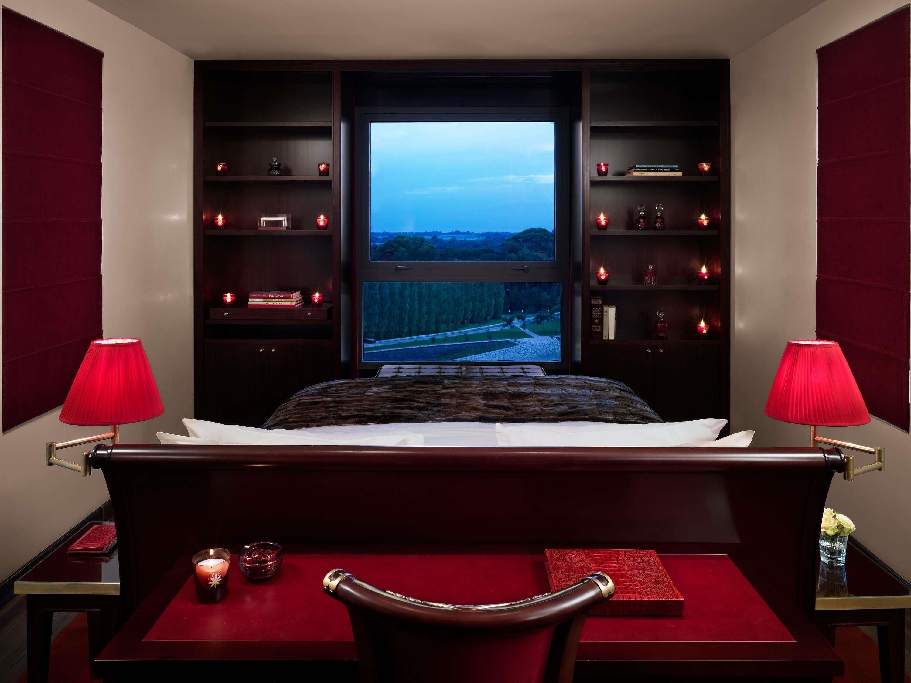 Suite, 1 King Bed, Tower | Egyptian cotton sheets, premium bedding, minibar, in-room safe