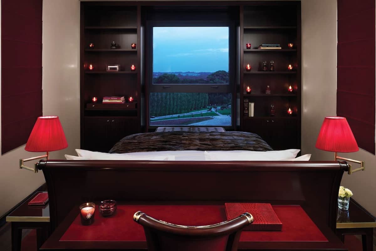 Egyptian cotton sheets, premium bedding, minibar, in-room safe