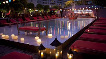 Una piscina al aire libre, camas de piscina gratis