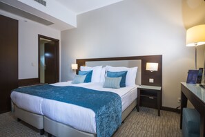 Suite, 1 soverom, byutsikt | Dundyner, minibar, safe på rommet og strykejern/-brett