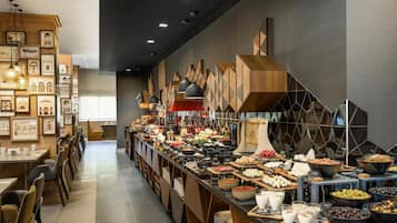 Desayuno buffet diario (TRY 280 por persona)