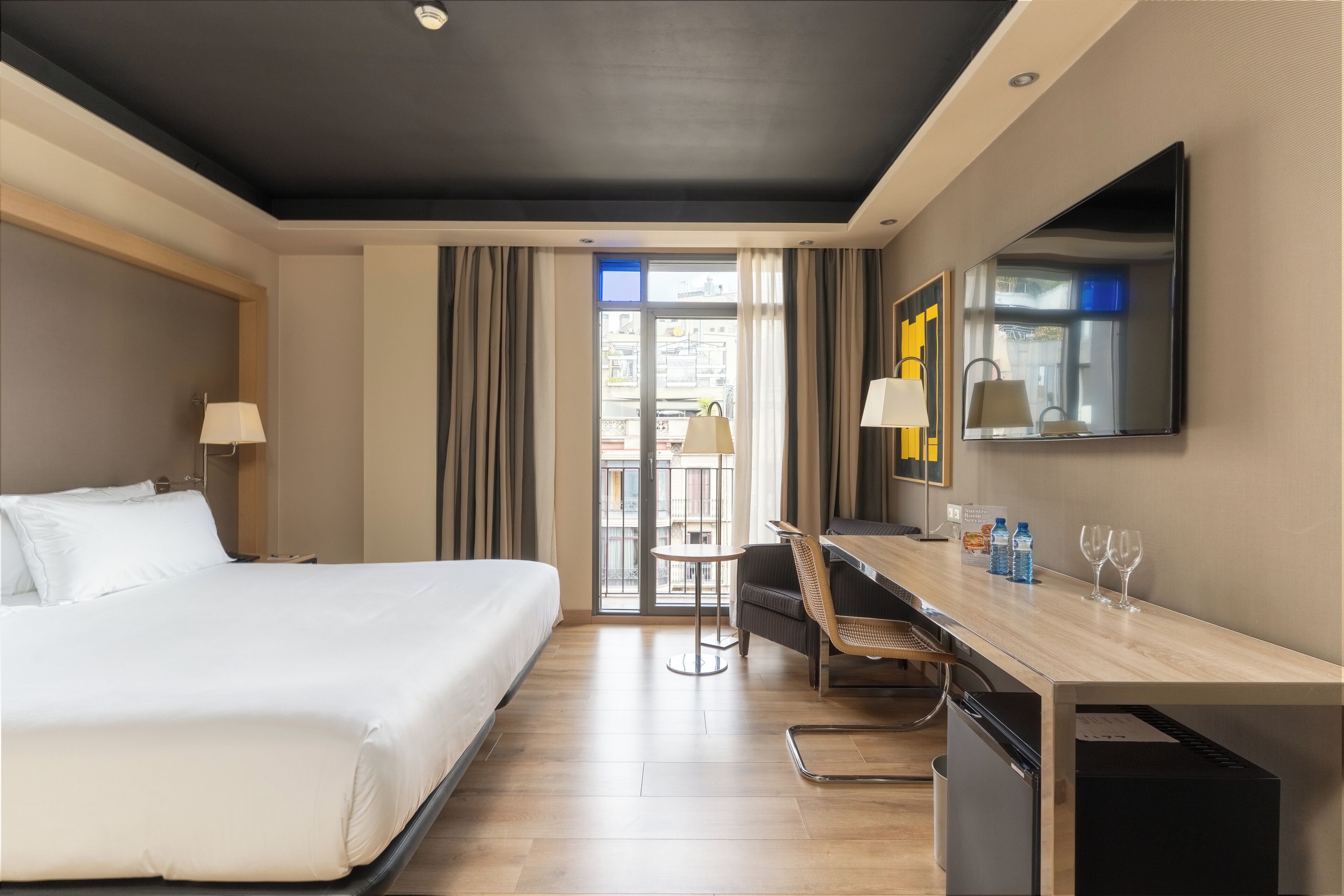 Superior tweepersoonskamer | Luxe beddengoed, een minibar, een kluis op de kamer, een bureau