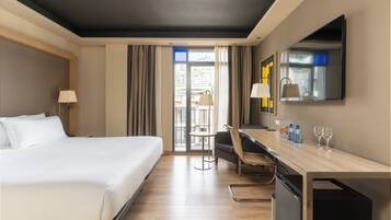 Superior tweepersoonskamer | Luxe beddengoed, een minibar, een kluis op de kamer, een bureau
