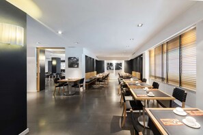 Daily buffet breakfast for a fee - Hotel Jazz (Barcelona)