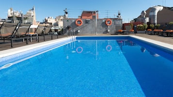 Una piscina al aire libre de temporada