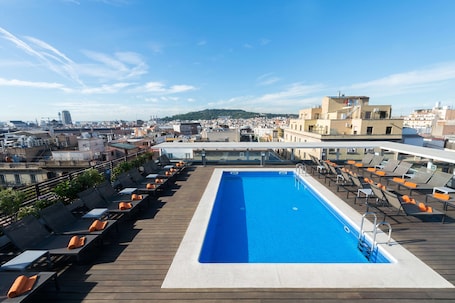 Una piscina al aire libre de temporada. Hotel Jazz