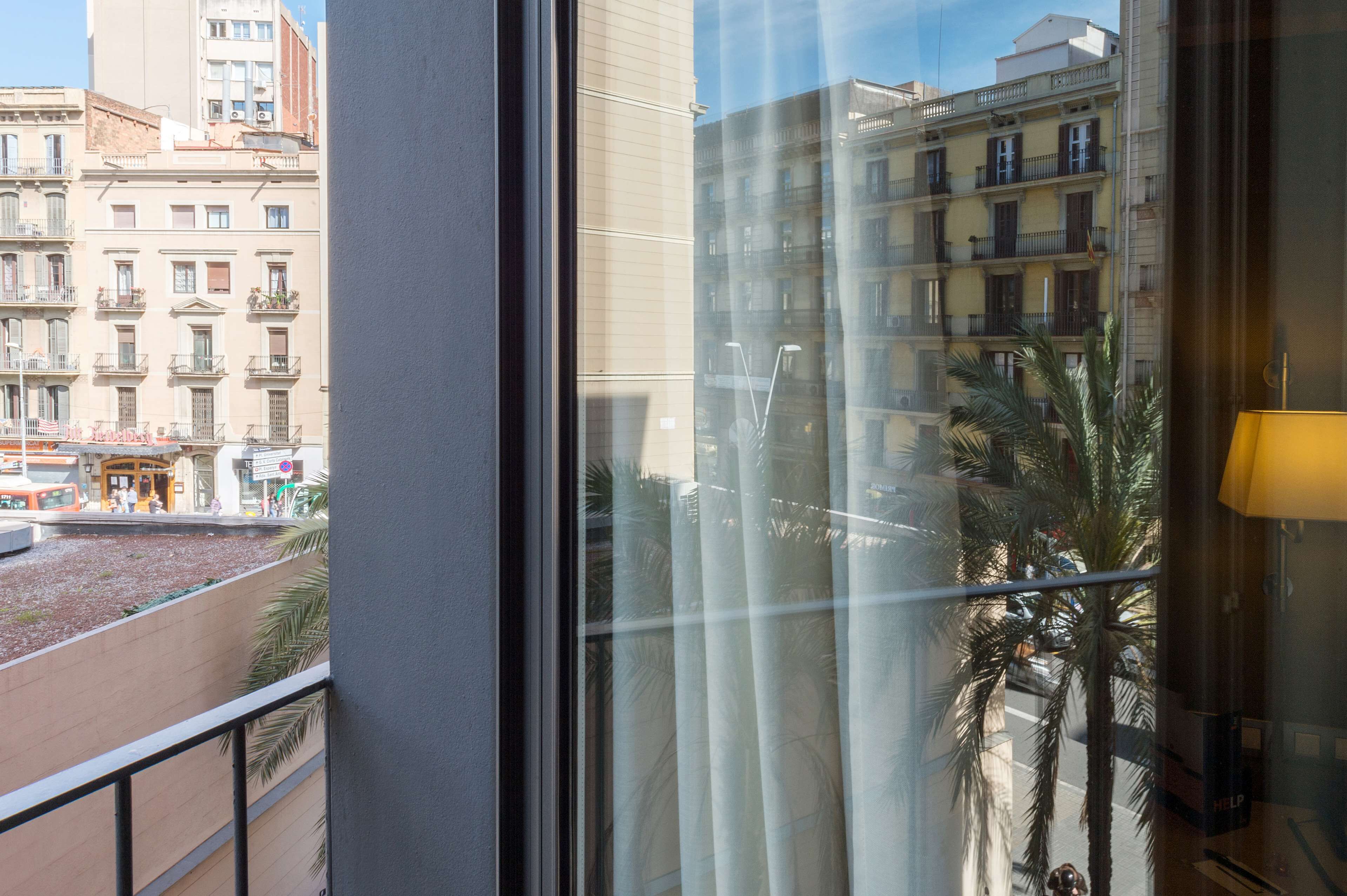 Bộ đồ giường cao cấp, minibar, két bảo mật tại phòng, bàn 