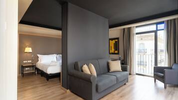 Family Deluxe | Ropa de cama de alta calidad, minibar, caja fuerte y escritorio