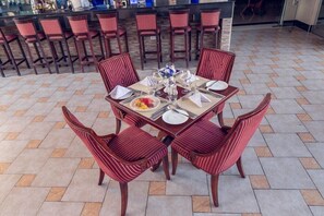 3 間餐廳，供應早餐