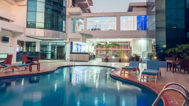 Piscina externa, guarda-sóis, espreguiçadeiras