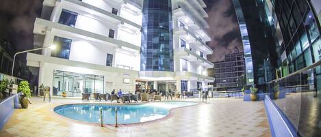 Piscine extérieure, parasols, chaises longues