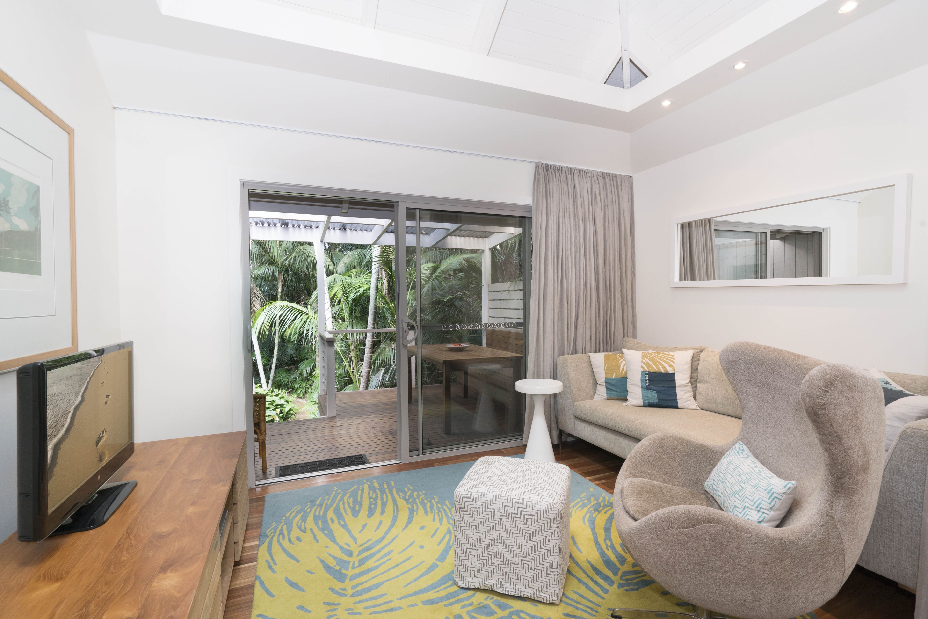 suite kentia | living room | tv, dvd player