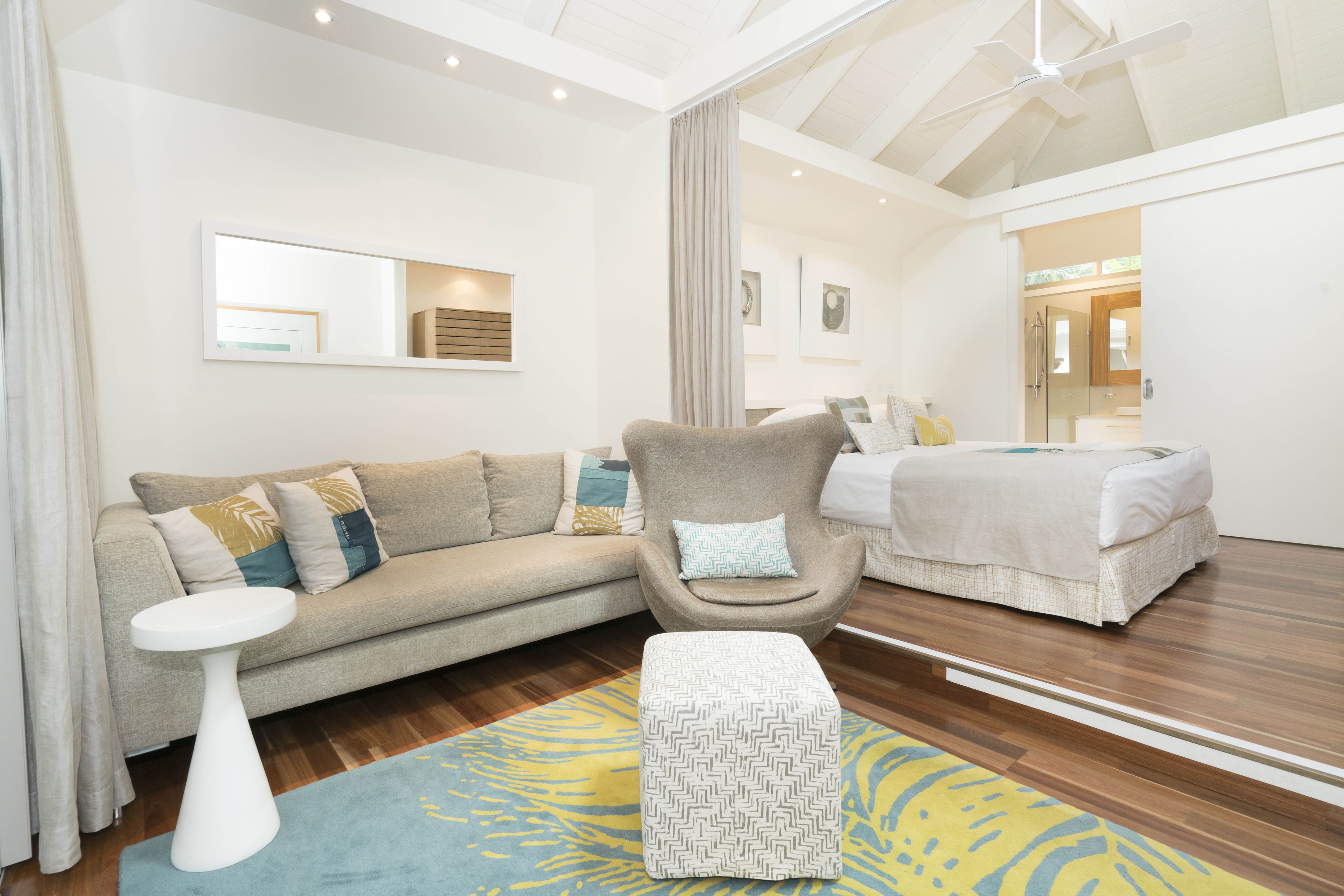 suite kentia | living area | tv, dvd player