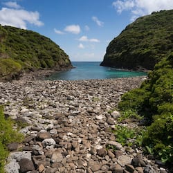 Perto da praia, areia branca, guarda-sóis, toalhas de praia