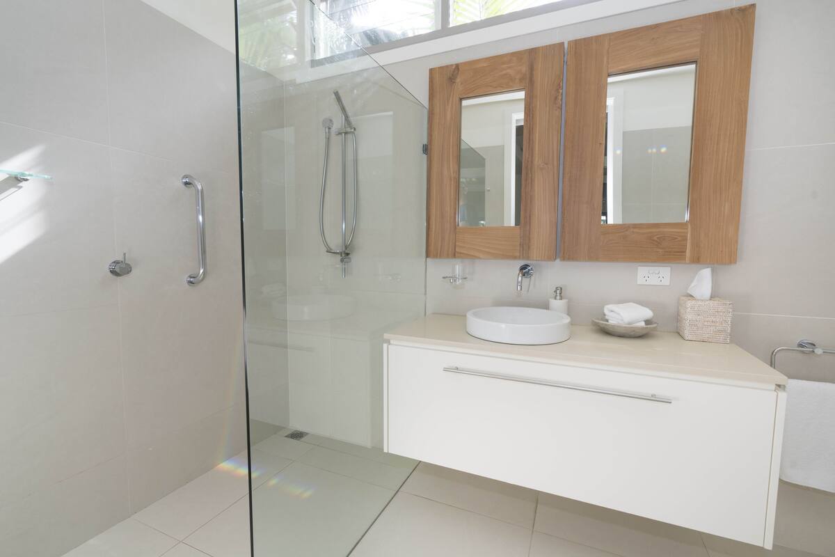 suite kentia | bathroom | shower, rainfall showerhead, free toiletries, hair dryer