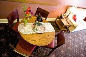 In-room dining - Hotel Selkirk at Fort Edmonton Park (Edmonton)