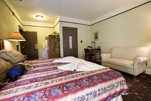 Desk, iron/ironing board, free cribs/infant beds, rollaway beds - Hotel Selkirk at Fort Edmonton Park (Edmonton)