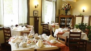 Breakfast, lunch, dinner and brunch served - Hotel Selkirk at Fort Edmonton Park (Edmonton)