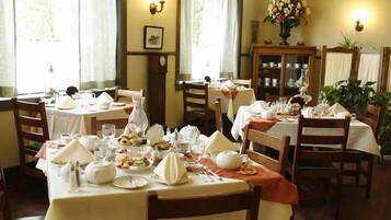 供應早餐、午餐及晚餐