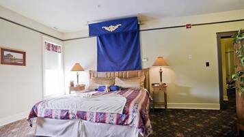 書桌、熨斗/熨衫板、免費嬰兒床、摺床/加床 (收費)