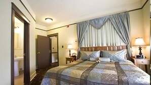 Desk, iron/ironing board (on request), cribs (free) - Hotel Selkirk at Fort Edmonton Park (Edmonton)