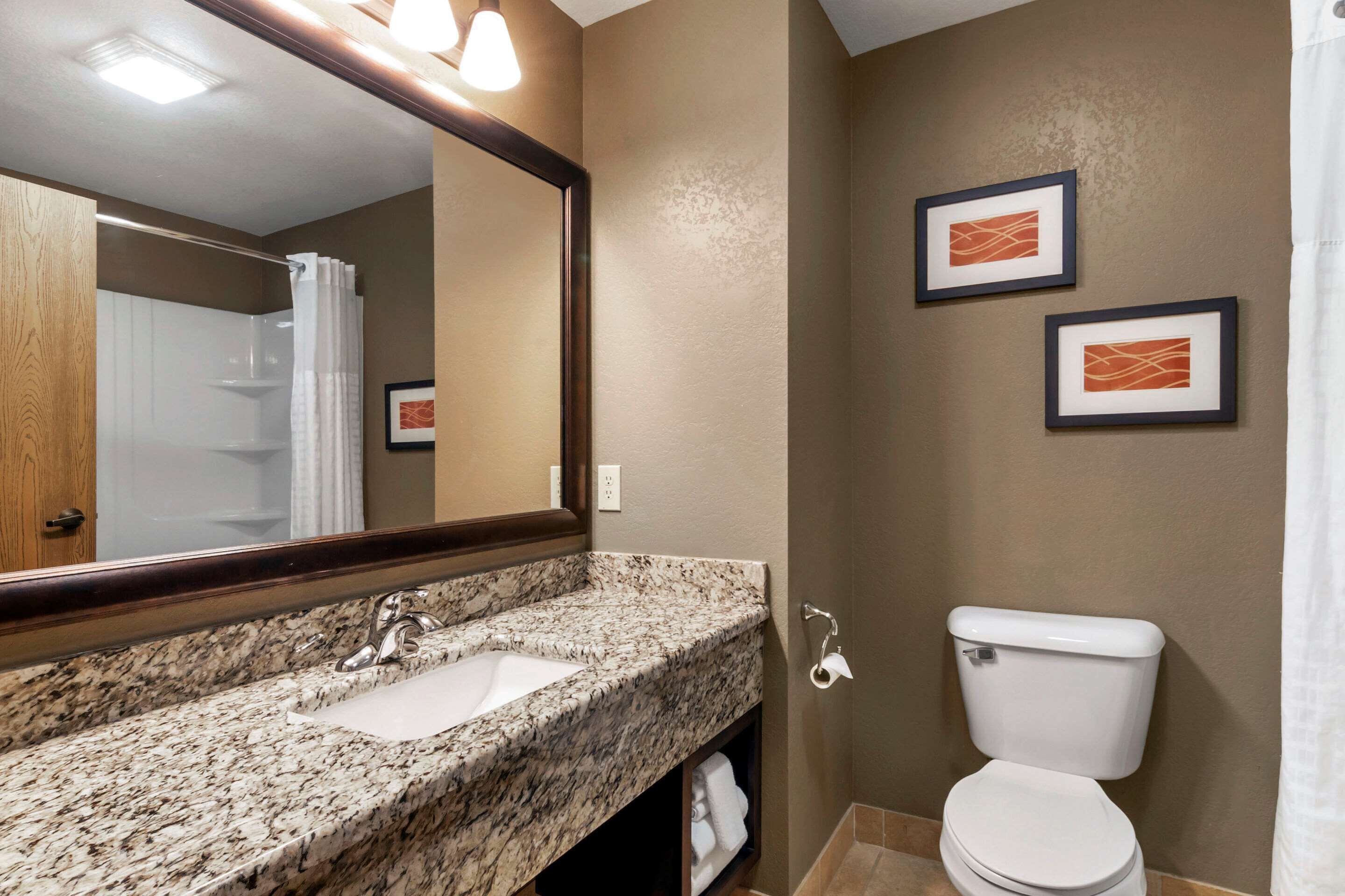 standard room, 1 king bed, non smoking | bathroom | hydromassage showerhead, free toiletries, hair dryer, towels