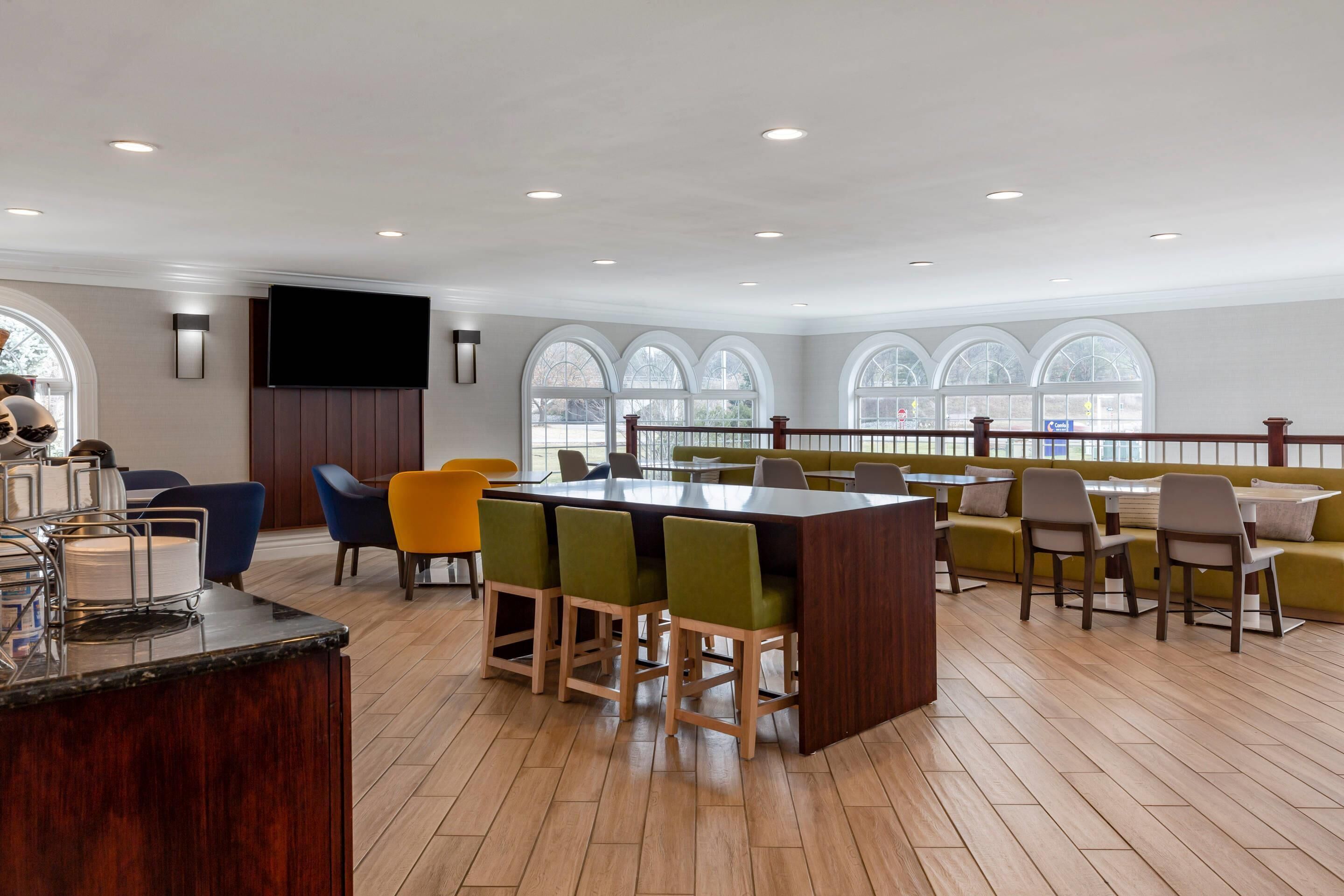 بوفيه فطور مجانًا يوميًا