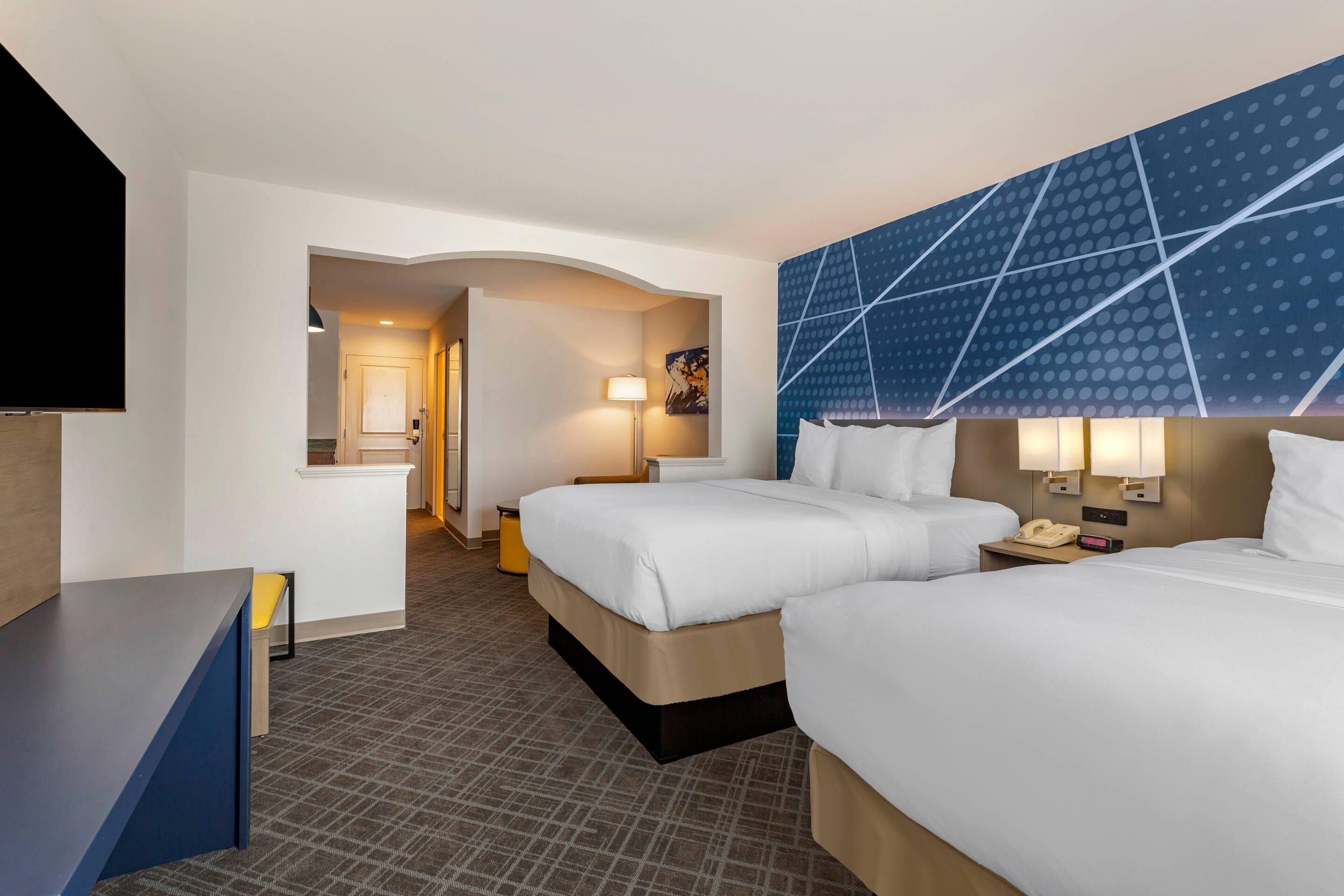 Schreibtisch, Verdunkelungsvorhänge, Bügeleisen/Bügelbrett