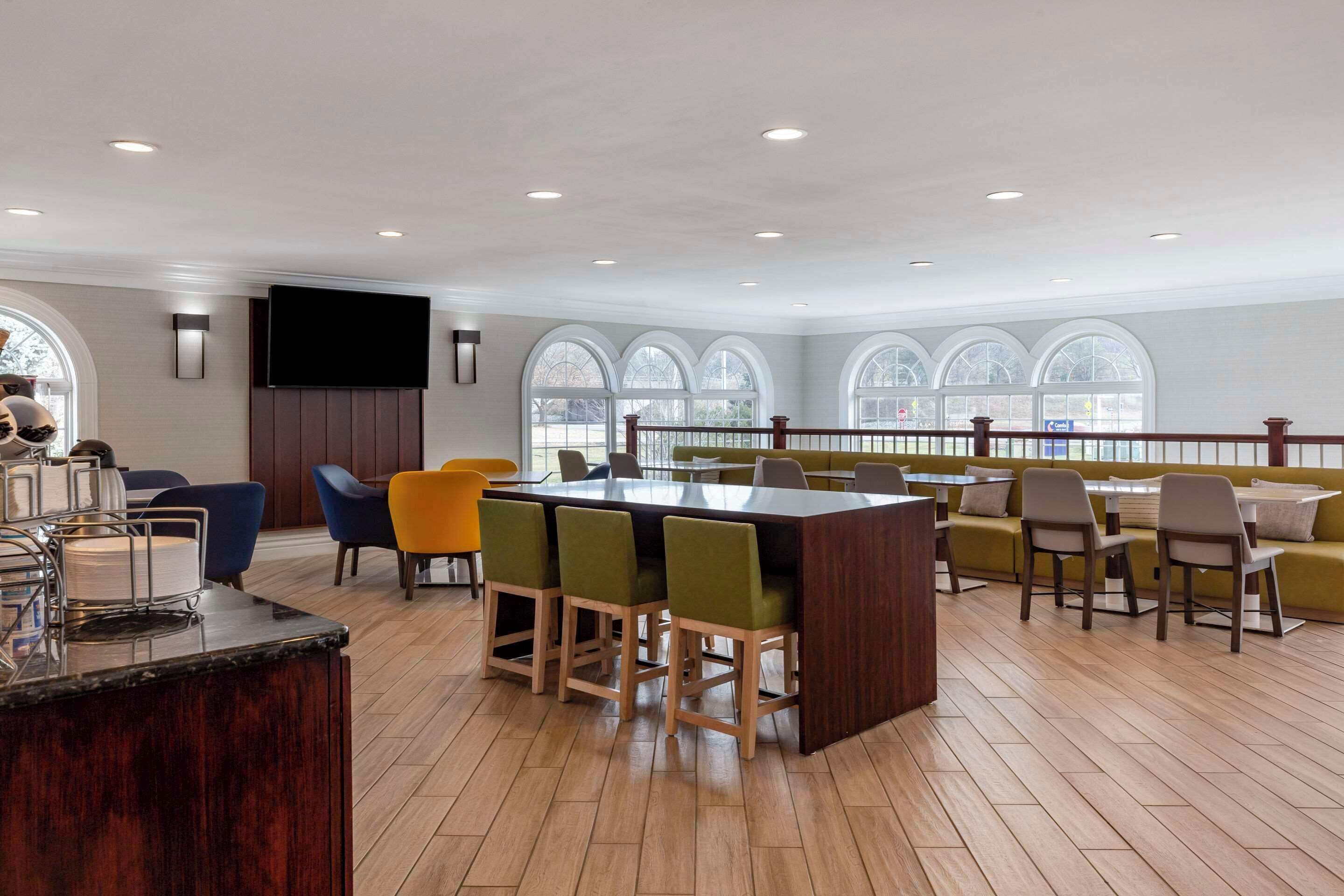 朝食 (ビュッフェ)、毎日提供 (無料)