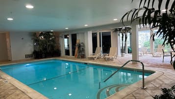 Hồ bơi trong nhà, ghế dài tắm nắng