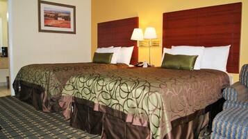 Habitación de hotel con una cama grande, dos lámparas de noche, una mesita de noche y un cuadro en la pared.