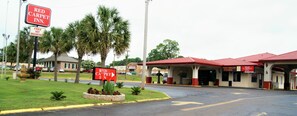A Red Carpet Inn with a sign indicating free hot breakfast, a Cash Saver nearby, and a parking area.