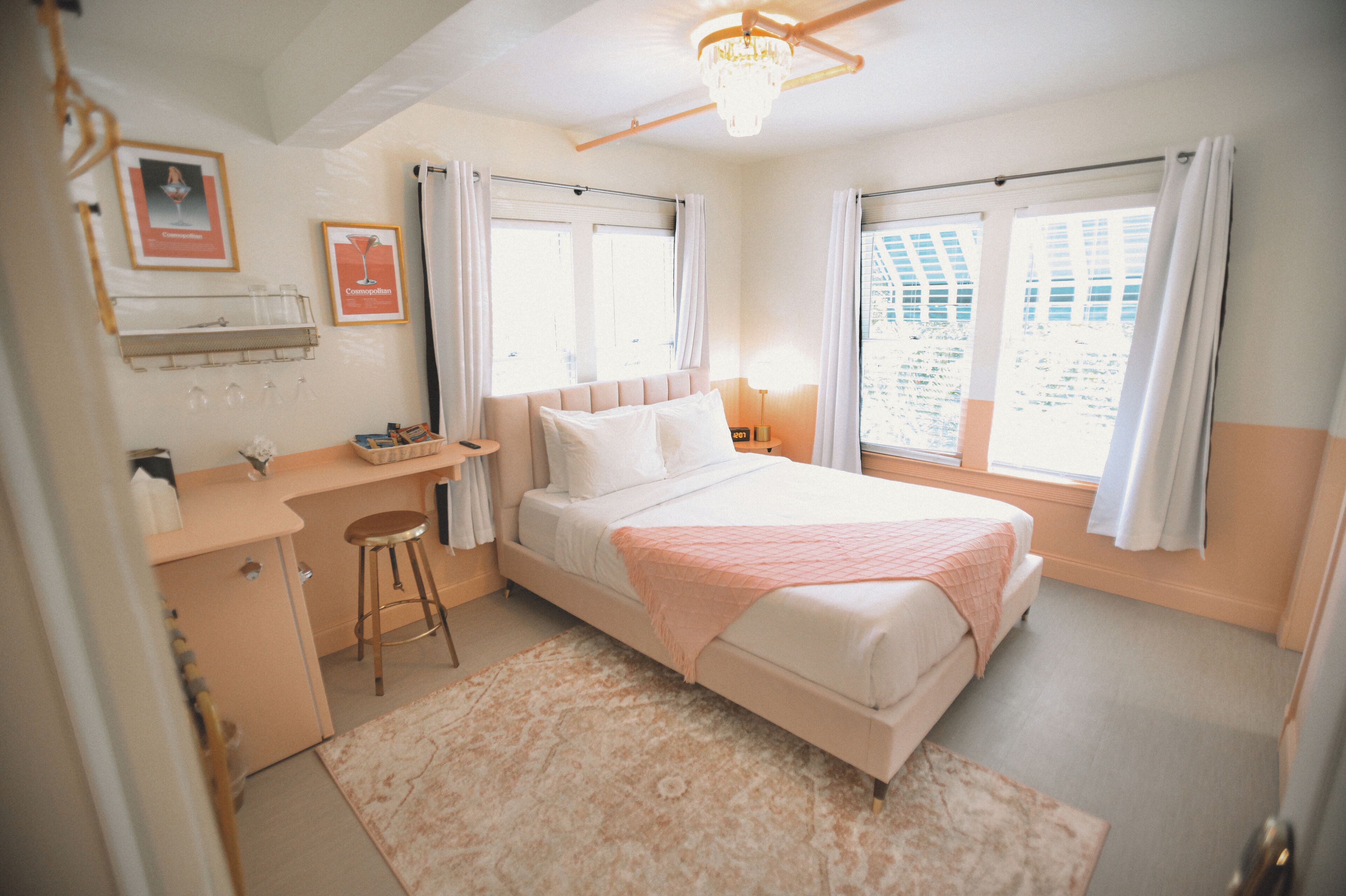 Premium bedding, minibar, iron/ironing board, free WiFi