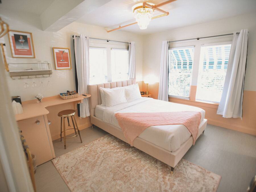 Premium bedding, minibar, iron/ironing board, free WiFi