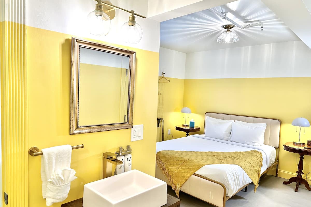 Superior Queen Room (Bees Knees) | 1 bedroom, premium bedding, minibar, iron/ironing board