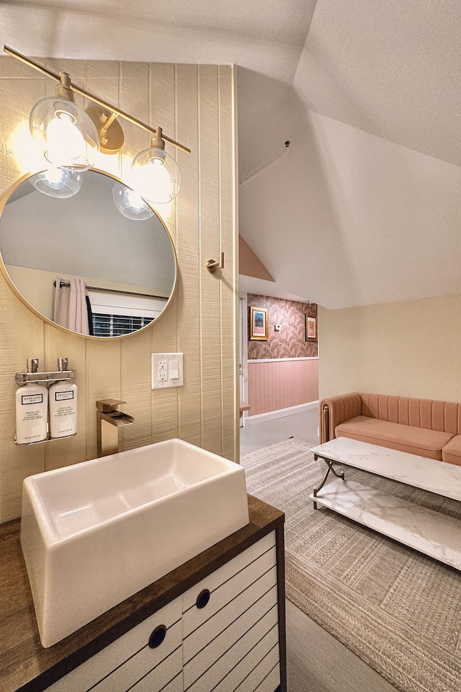 Peninsula Bed & Cocktails by null