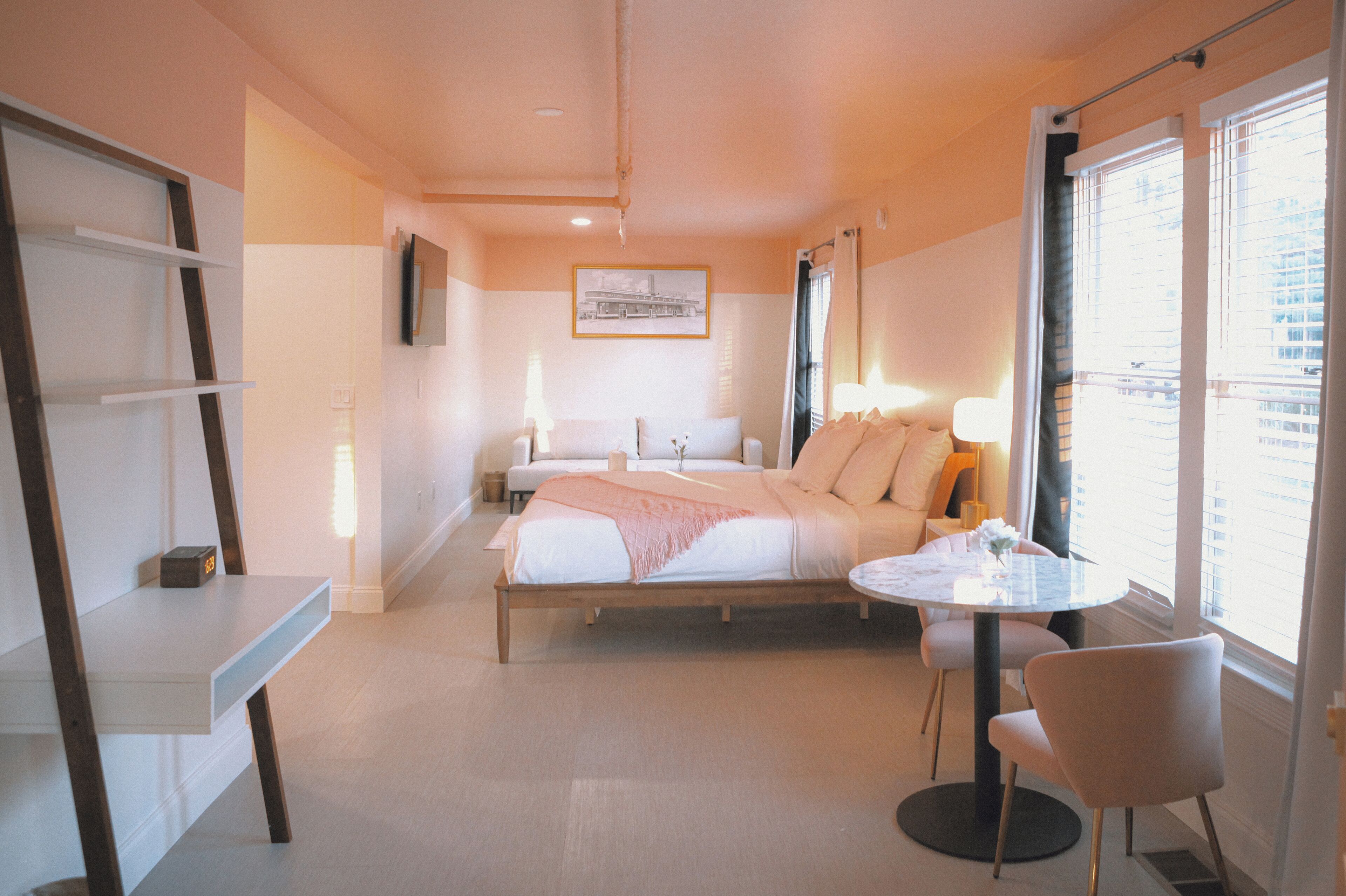 Une chambre d’hôtel avec un lit, une table de chevet, une chaise et une fenêtre donnant sur un paysage agréable.