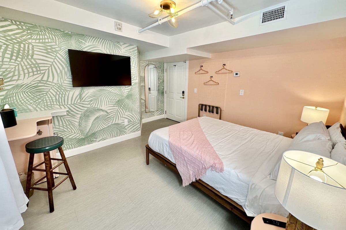 Superior Queen Suite (Daiquiri) | 1 bedroom, premium bedding, minibar, iron/ironing board