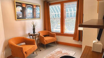 King Suite (Negroni) | Living area | 40-inch flat-screen TV with cable channels, TV, streaming services