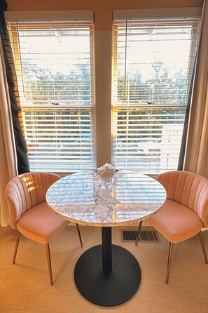 Superior King Suite | Literie de qualité supérieure, minibar, fer et planche à repasser