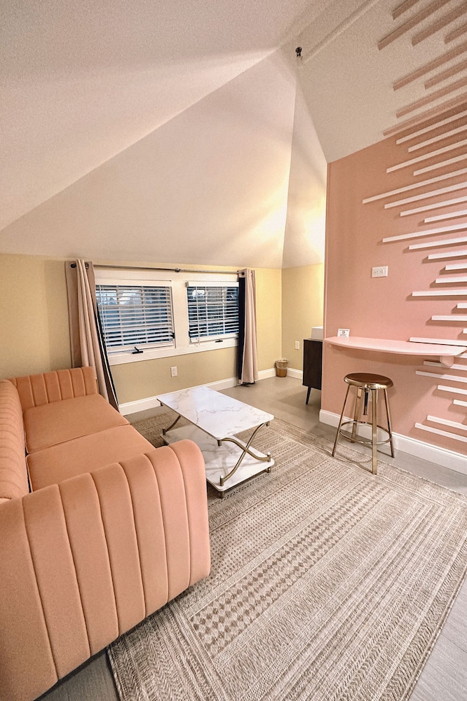 Peninsula Bed & Cocktails by null