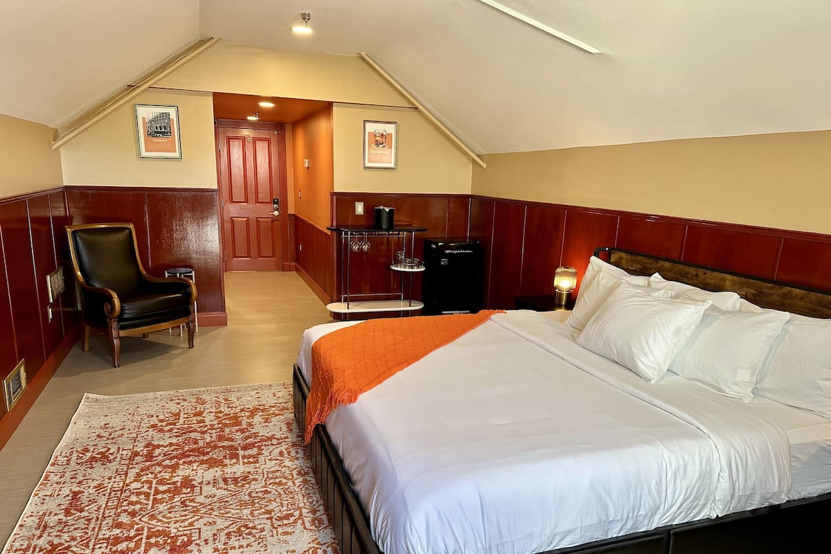 Old Fashioned | 1 bedroom, premium bedding, minibar, iron/ironing board