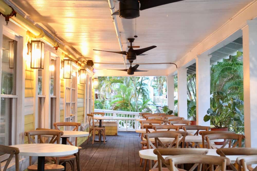 Peninsula Bed & Cocktails